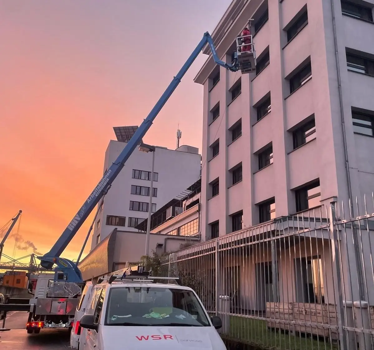 Glasreinigung mit LKW-Arbeitsbühne, 30 m Gesamtlänge